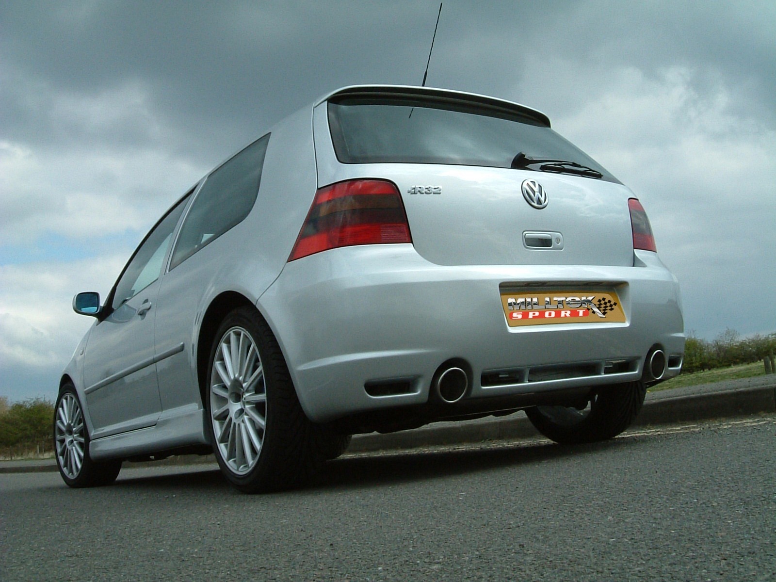 Milltek VW Golf IV R32 3.2 V6 resonated(stiller) dual cat-back s